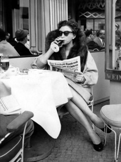 Zarah LEANDER drinks a 'Berlin Molle', 1955