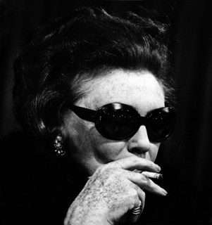 Zarah LEANDER, portrait while smoking, 1967