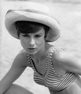 Audrey HEPBURN with a straw hat and bikini on the Lido