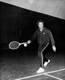 Clint EASTWOOD playing tennis