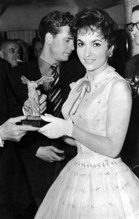 Gina LOLLOBRIGIDA with her Victory Oscar, 1956