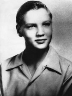 Elvis PRESLEY, portrait as a teenager
