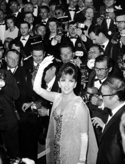 Gina LOLLOBRIGIDA surrounded by photographers, 1961