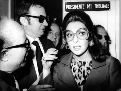 Gina LOLLOBRIGIDA in court after her divorce, 1971