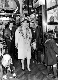 Gina LOLLOBRIGIDA shopping, 1962