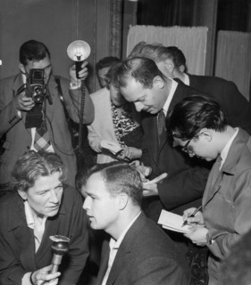 Marlon BRANDO surrounded by journalists, Paris 1957