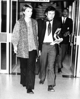 Mia FARROW and Andre PREVIN at the airport, 1969