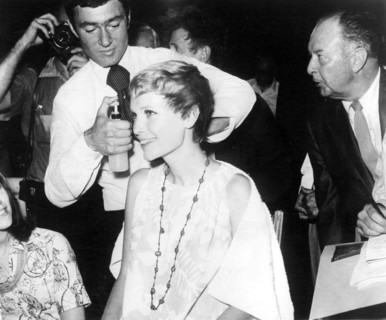 Vidal SASSOON does Mia FARROW's hair