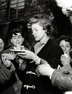 Lauren BACALL signs autographs, Genoa 1954