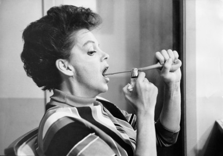 Judy GARLAND in oral hygiene