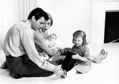 Tony CURTIS and Janet LEIGH with their children, 1959