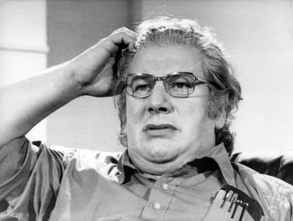 Peter USTINOV scratches his head, portrait
