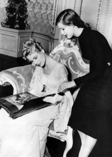 Grace KELLY and Janet LAKE with photo folder, Los Angeles 1956