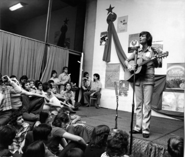 Dean REED at a peace concert in Budapest, 1975
