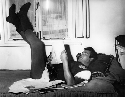 Roger MOORE liest ein Drehbuch, 1958