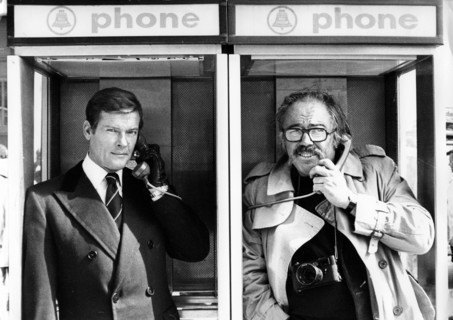 Roger MOORE in a New York telephone booth