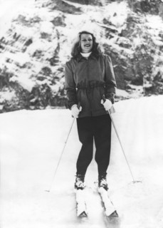Rita HAYWORTH skiing in 1949
