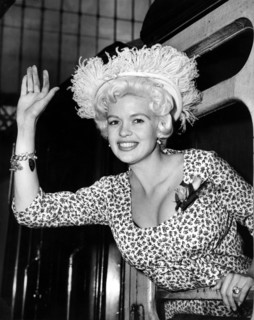 Jayne MANSFIELD in the train window