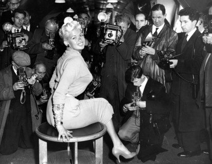 Jayne MANSFIELD poses for photographers