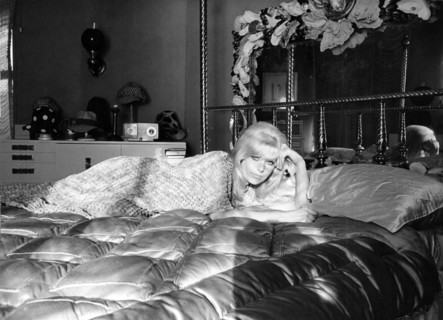 Kim NOVAK at home in her bed