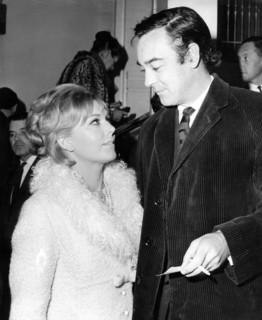 Kim NOVAK and her fiancé Richard JOHNSON, 1964