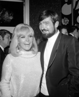 Kim NOVAK and Joel THOMAS