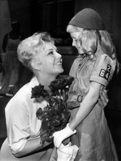 Kim NOVAK with a Girl Scout