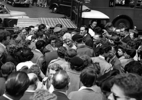 Kim NOVAK surrounded by a crowd, 1959