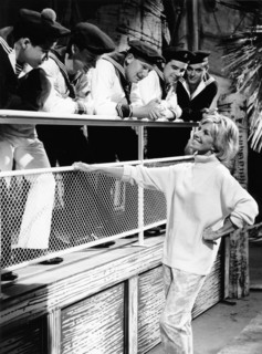 Lale ANDERSEN together with sailors