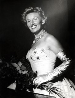 Lale ANDERSEN in evening dress with bouquet of flowers