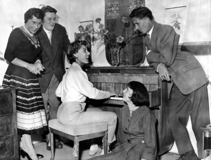 Lale ANDERSEN at the piano with her family, Munich 1957