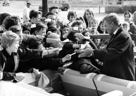 Hardy KRÜGER gives autographs, Hamburg 1961