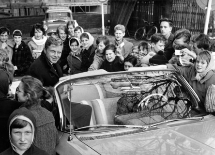 Hardy KRÜGER gives autographs, Hamburg 1961