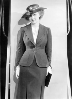 Bette DAVIS in a costume with handbag and hat, 1936