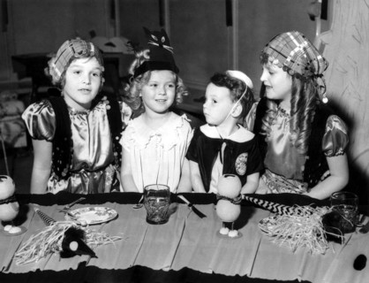 Shirley TEMPLE at a Helloween party, Hollywood 1934