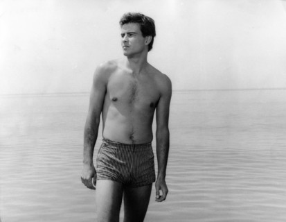 Horst BUCHHOLZ on the beach, 1963