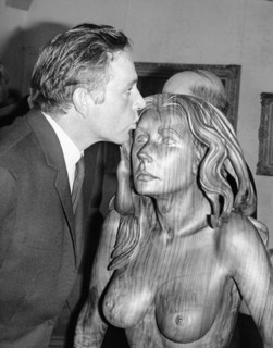 Richard BURTON kisses nude statue of Liz Taylor, 1964