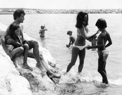 Horst BUCHHOLZ with his wife and children on vacation, 1972