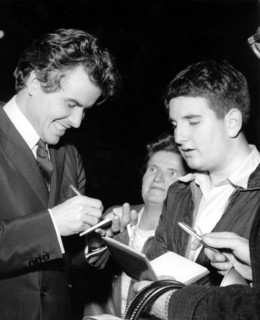 Horst BUCHHOLZ gives an autograph