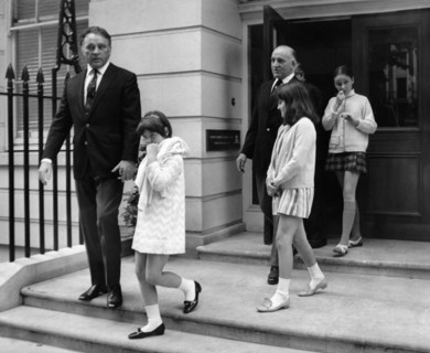 Richard BURTON with daughters 1968