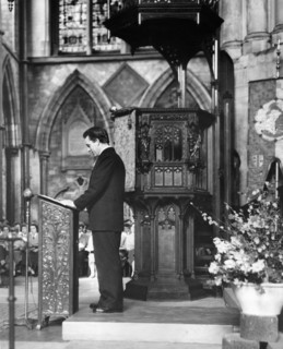 Shakespeare memorial service: Richard BURTON gives a speech, 1956
