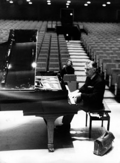 Leonard BERNSTEIN plays the piano, 1971