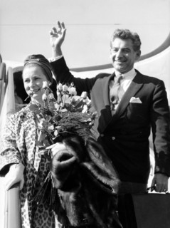 Leonard BERNSTEIN with his wife, arrival in Hamburg 1959