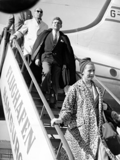 Leonard BERNSTEIN with his wife, arrival in Hamburg 1959
