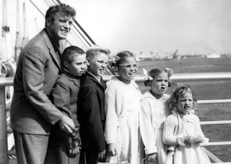 Burt LANCASTER with his five children, Southampton 1958