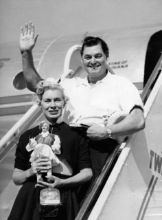 Johnny WEISSMÜLLER with his wife Ailene GATES, arriving in Athens