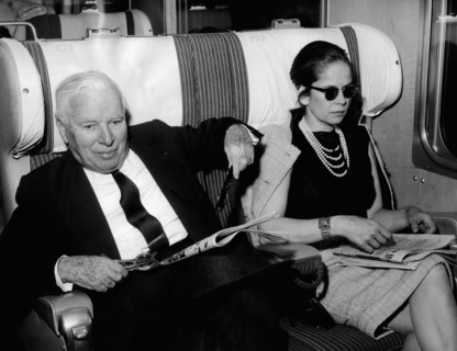 Charlie CHAPLIN and Oona CHAPLIN in a train compartment, 1964
