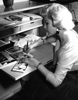 Bibi JOHNS, writing autographs at home, 1955