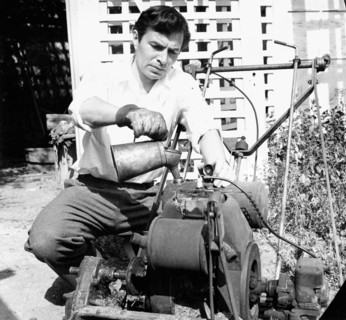 James MASON refuels a lawn mower, Hollywood 1949