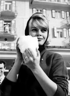 Brigitte BARDOT, portrait with snowball in hand, 1958